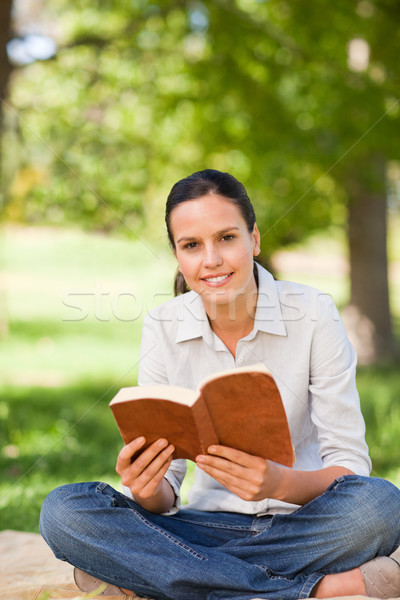 Mujer lectura parque sonrisa cara estudiante Foto stock © wavebreak_media