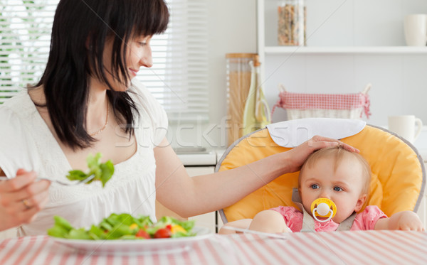 Stock fotó: Jól · kinéző · barna · hajú · nő · eszik · saláta · baba