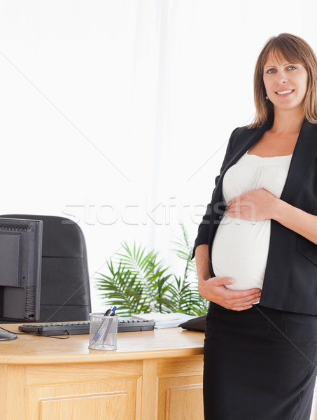 Foto d'archivio: Bella · incinta · femminile · posa · piedi · ufficio
