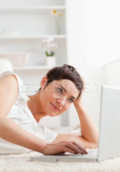 Foto d'archivio: Ritratto · tranquillo · donna · rilassante · laptop · tappeto