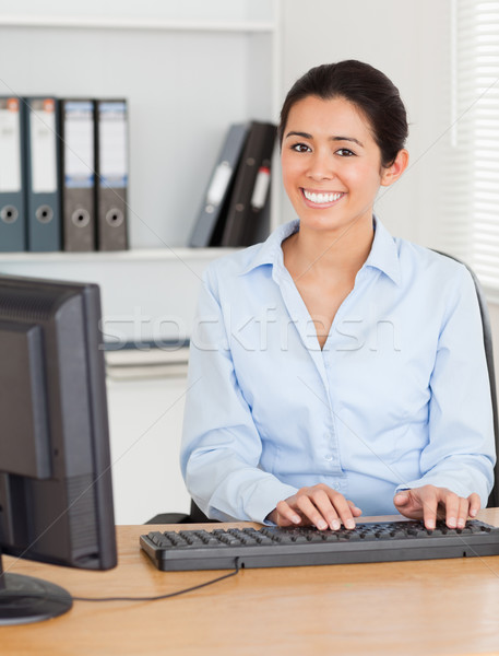 Bonne recherche femme tapant clavier séance bureau Photo stock © wavebreak_media