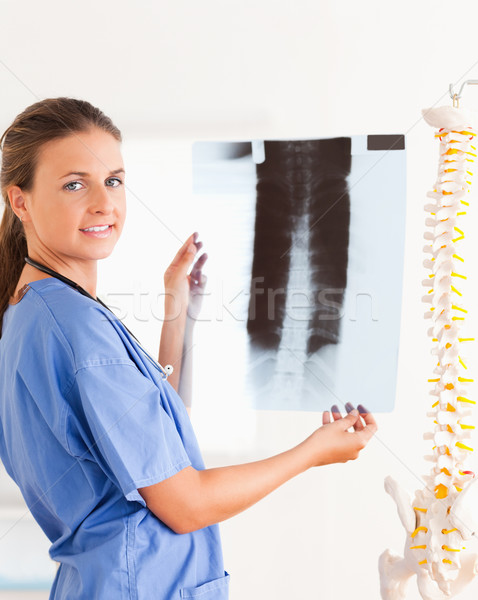 Glimlachend brunette arts stethoscoop Xray chirurgie Stockfoto © wavebreak_media