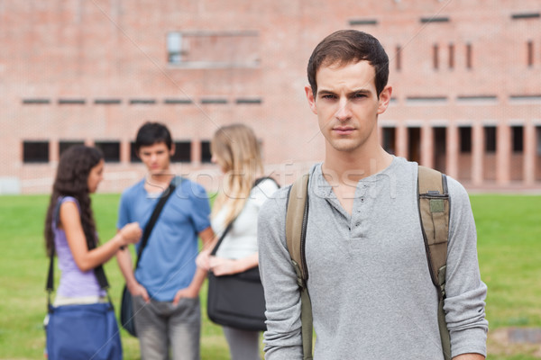 Stock foto: Einsamen · männlich · Studenten · posiert · Klassenkameraden · sprechen