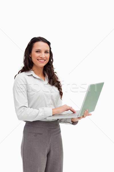 Stockfoto: Portret · brunette · permanente · met · behulp · van · laptop · witte · computer