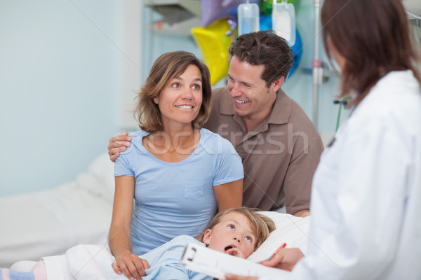 Imagine de stoc: Zâmbitor · părinţi · medic · spital · femeie · medical