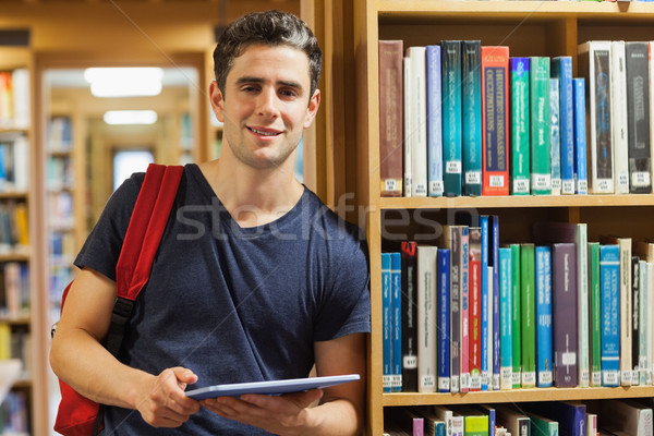 Diák dől könyvespolc tart táblagép könyvtár Stock fotó © wavebreak_media
