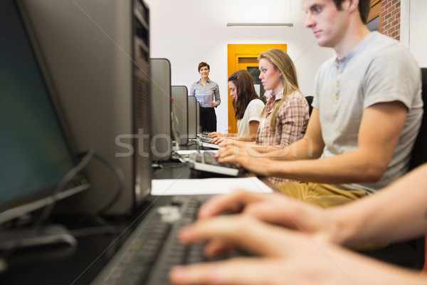 Stockfoto: Studenten · vergadering · computerruimte · klasse · college · internet