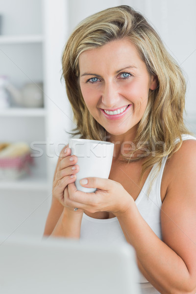 Stockfoto: Gelukkig · vrouw · mok · keuken · computer