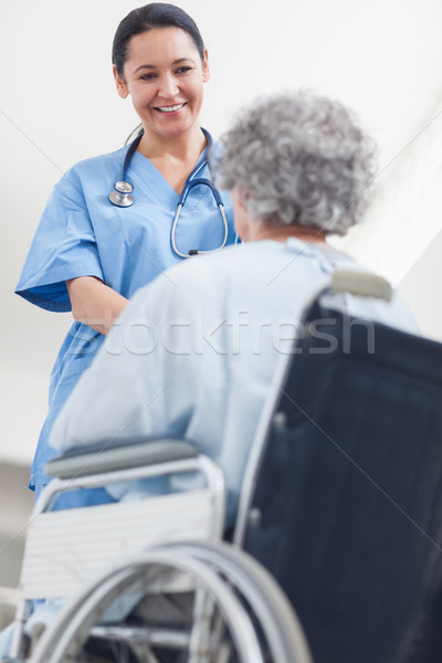 Asistentă vorbesc pacient spital scaun rulant femeie Imagine de stoc © wavebreak_media