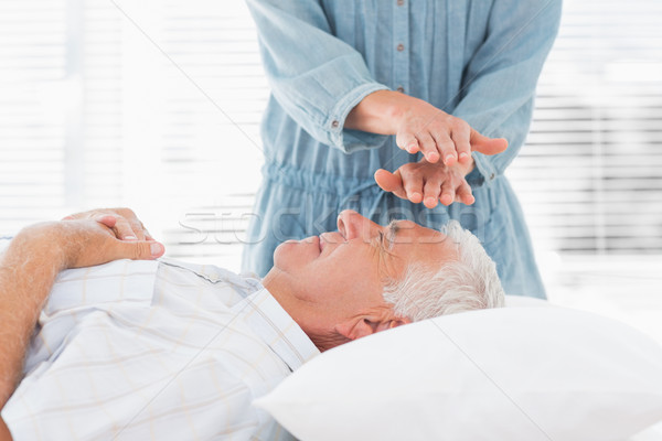 Massaggio terapeuta reiki uomo fronte Foto d'archivio © wavebreak_media
