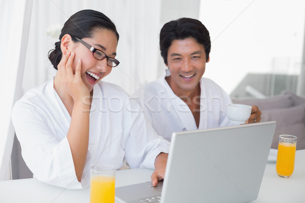 Foto stock: Pareja · manana · junto · usando · la · computadora · portátil · casa · salón