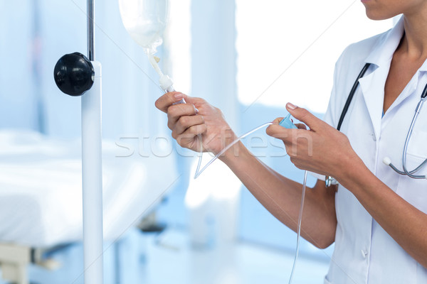 Nurse connecting an intravenous drip Stock photo © wavebreak_media