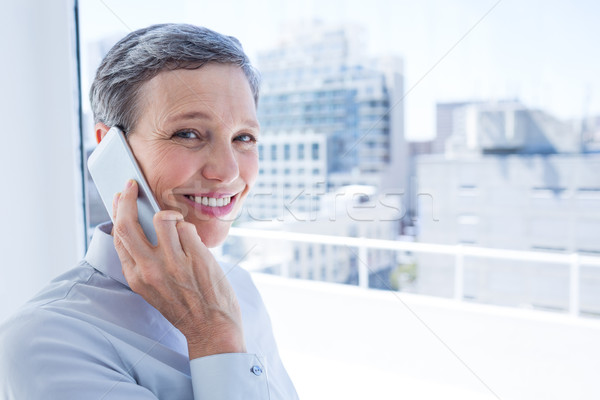 Kobieta interesu patrząc kamery telefonu portret okno Zdjęcia stock © wavebreak_media