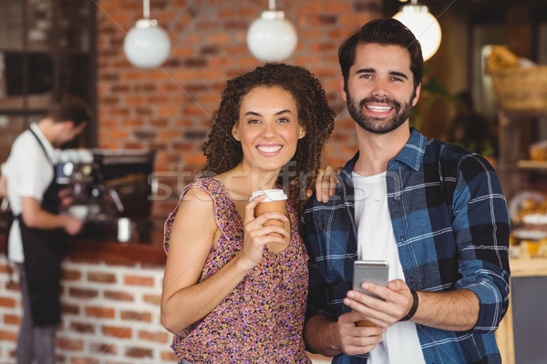 Lächelnd Hipster Paar halten Smartphone Porträt Stock foto © wavebreak_media