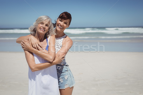 Retrato feliz mujer madre pie playa Foto stock © wavebreak_media
