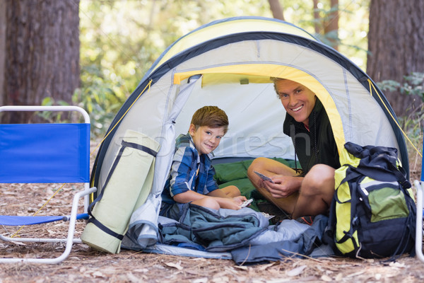 Foto stock: Filho · pai · sessão · dentro · tenda · caminhadas · floresta