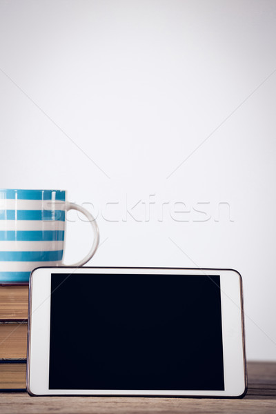Közelkép digitális tabletta kávéscsésze könyvek asztal Stock fotó © wavebreak_media