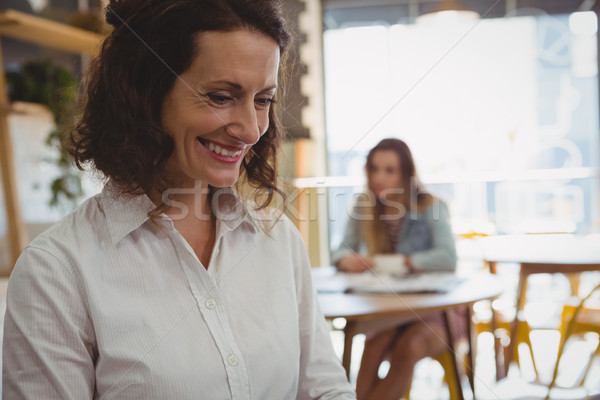 Szczęśliwy kobieta Kafejka kobieta interesu patrząc w dół działalności Zdjęcia stock © wavebreak_media