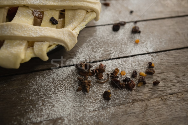 Imagine placinta cu mere condimente tabel lemn fluture Imagine de stoc © wavebreak_media