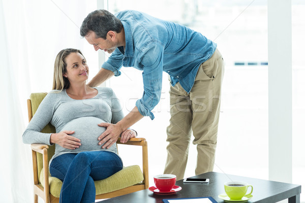 Mann halten schwanger Magen Wohnzimmer Frau Stock foto © wavebreak_media