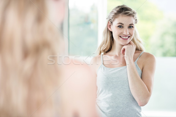 Gülen genç kadın bakıyor ayna ev ev Stok fotoğraf © wavebreak_media