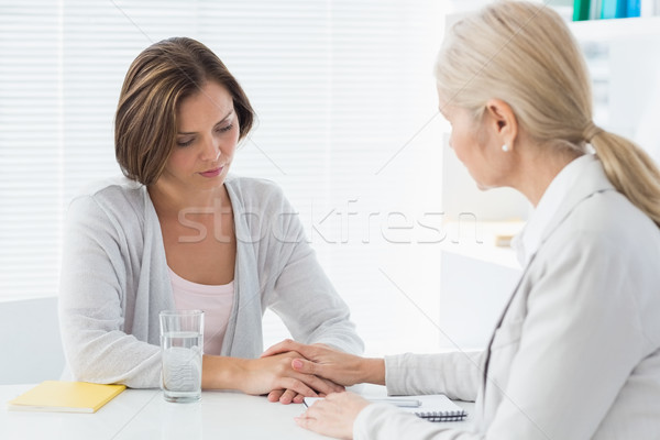 Terapeutul mangaietor pacient birou femeie Imagine de stoc © wavebreak_media