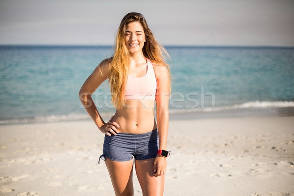 Młoda kobieta stałego brzegu plaży człowiek charakter Zdjęcia stock © wavebreak_media
