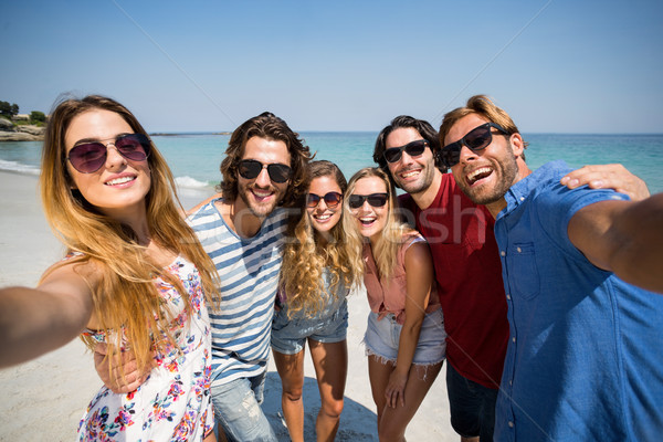 Vrolijk vrienden strand vrouw hemel Stockfoto © wavebreak_media