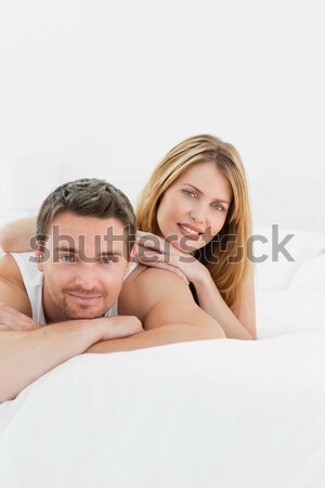 Amoroso casal relaxante cama menina Foto stock © wavebreak_media