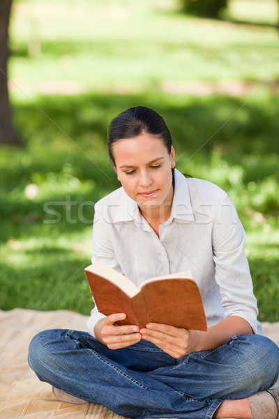 Mujer lectura parque sonrisa cara hierba Foto stock © wavebreak_media