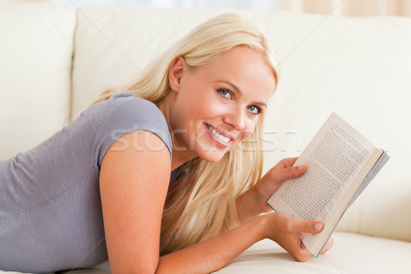 Foto stock: Mulher · livro · sala · de · estar · sorrir · casa