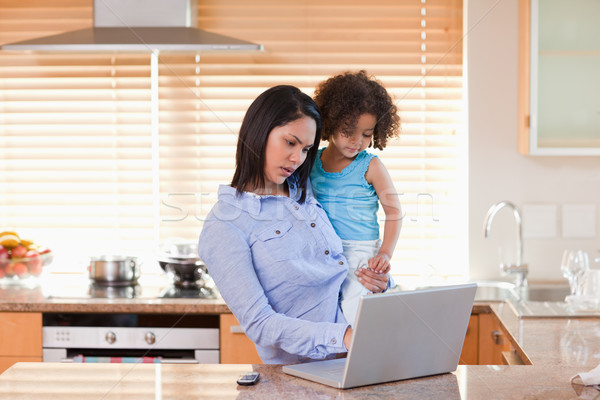 Genç anne kız dizüstü bilgisayar kullanıyorsanız mutfak birlikte Stok fotoğraf © wavebreak_media