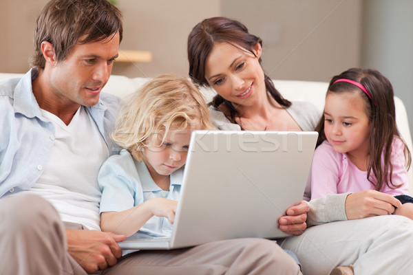 Familie met behulp van laptop woonkamer liefde internet Stockfoto © wavebreak_media