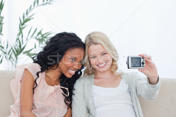 женщину говорить фото друга цифровая камера счастливым Сток-фото © wavebreak_media