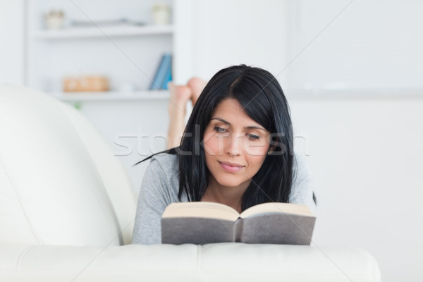 Femme lecture livre canapé salon fenêtre [[stock_photo]] © wavebreak_media