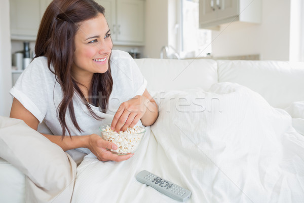 Frau Essen Popcorn entspannenden Fernsehen Haus Stock foto © wavebreak_media