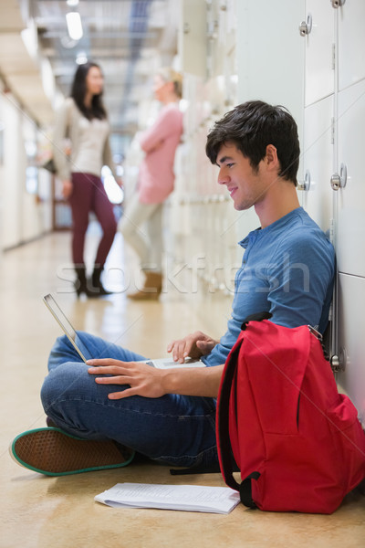 Mann Sitzung Stock Flur halten Laptop Stock foto © wavebreak_media