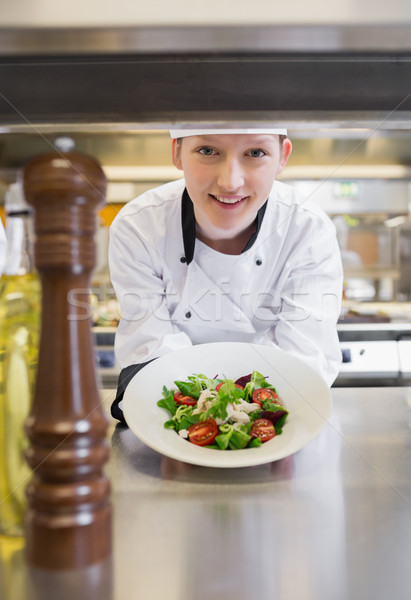 Szakács boldogan bemutat saláta konyha étel Stock fotó © wavebreak_media