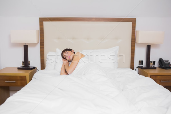 Bruneta femeie dormit pat camera de hotel lampă Imagine de stoc © wavebreak_media
