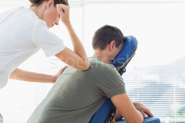 Terapeuta powrót masażu człowiek kobiet szpitala Zdjęcia stock © wavebreak_media