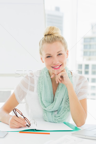Portré lezser fiatal nő katalógus ül iroda Stock fotó © wavebreak_media