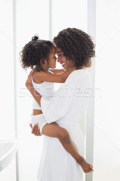 Csinos anya szőlőszüret felfelé lánygyermek ölel Stock fotó © wavebreak_media