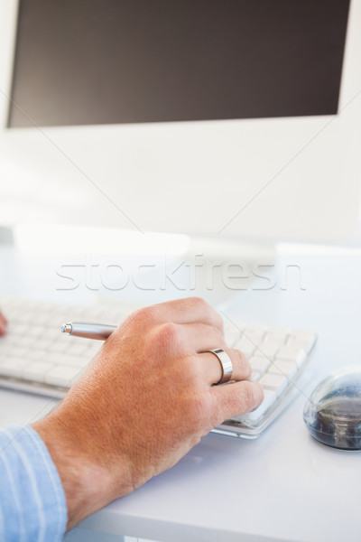 Közelkép kéz tart ceruza gépel billentyűzet Stock fotó © wavebreak_media