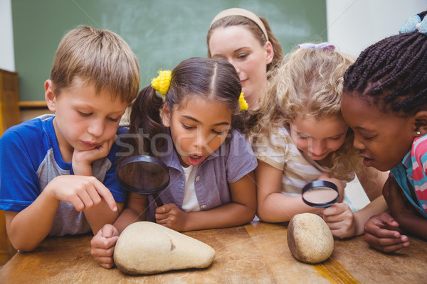 Cute guardando lente di ingrandimento scuola Foto d'archivio © wavebreak_media