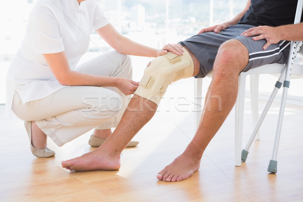 Arts onderzoeken patiënt knie medische kantoor Stockfoto © wavebreak_media