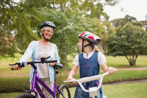 Foto d'archivio: Nonna · figlia · bike · donna · primavera