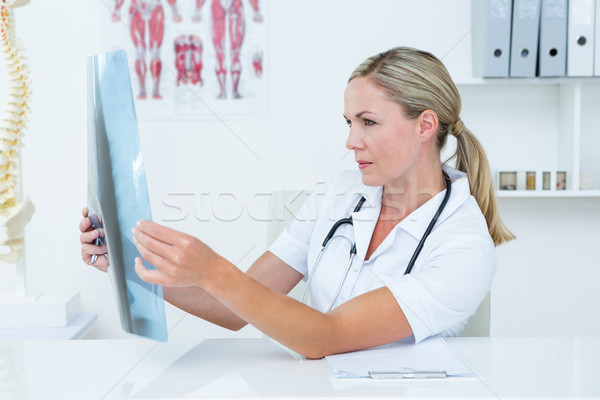 Concentrato medico guardando medici ufficio donna Foto d'archivio © wavebreak_media