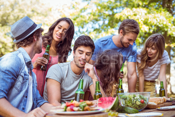 Glücklich Freunde Park Mittagessen Mann Stock foto © wavebreak_media