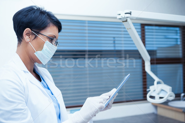 Foto d'archivio: Dentista · mascherina · chirurgica · digitale · tablet · concentrato · femminile