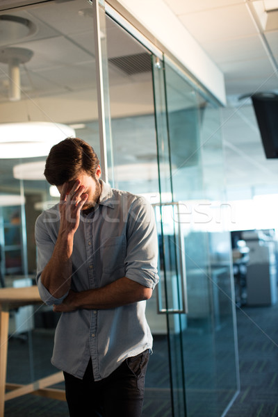 Foto stock: Empresario · pie · vidrio · oficina · cuaderno · negro